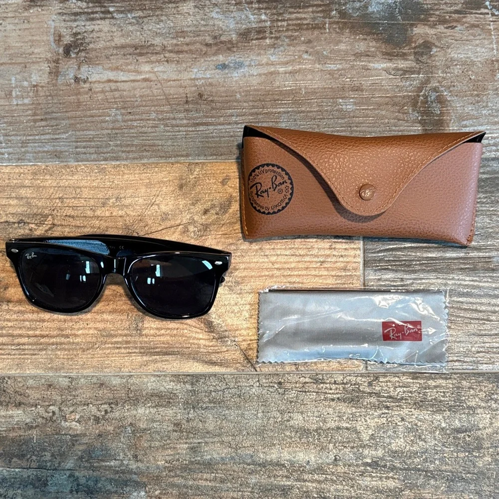 Ray-Ban Wayfarer Black Sunglasses with Tan Case - Picture 1 of 5